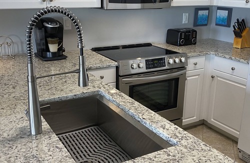 Fort Walton Beach Condo | Pelican Isle #207: Gulf-front. Stunning Decor. Pool, Beach Svc, King BR+bunkies