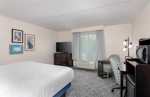 Pensacola Hotel | Pensacola Bay King Studio w/Breakfast, Gym & Pool