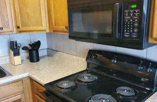 West Pensacola House | Pensacola House 3br/2ba Eaton Place. Ping Pong Table. Pet-Friendly fenced yard