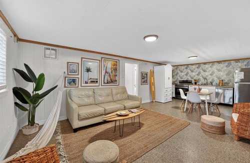 Laguna Beach Apartment | Perfect for traveling medical professionals, this coastal retreat is ideally located near the hospital and just one block from the beach 🌊 Unwind after long shifts in a calm, comfortable space filled with fresh ocean air and easy coastal relaxation
