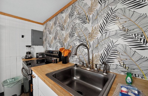 Laguna Beach Apartment | Perfect for traveling medical professionals, this coastal retreat is ideally located near the hospital and just one block from the beach 🌊 Unwind after long shifts in a calm, comfortable space filled with fresh ocean air and easy coastal relaxation