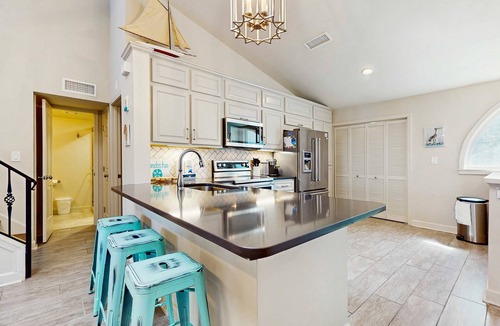 Sandestin Condo | Perfectly located home, open layout, smart TVs, W&D, & pools