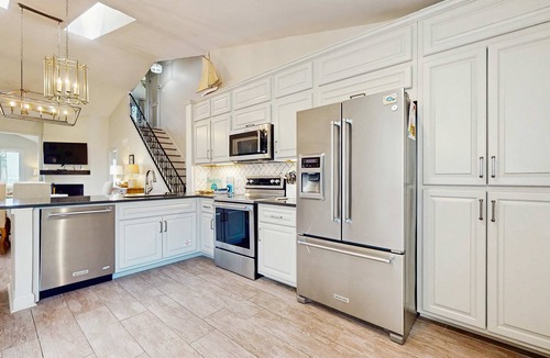 Sandestin Condo | Perfectly located home, open layout, smart TVs, W&D, & pools