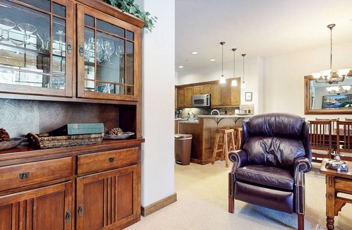 Woodwinds Condo | Pet-Friendly Bright Home on Golf Course. Gas Grill, Washer/Dryer & Hot Tub