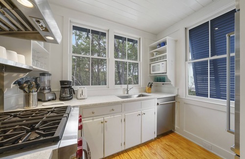 Seaside House | Pet Friendly in Seaside, Renovated & Easy Walk to Beach & Pools + 2 Bikes!