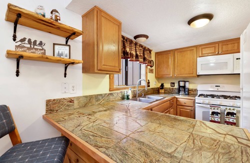 Eagle Mountain Estates Cabin | Pet-Friendly Mountain Lodge: 2 En-Suites, Gas Fireplace & Large Deck