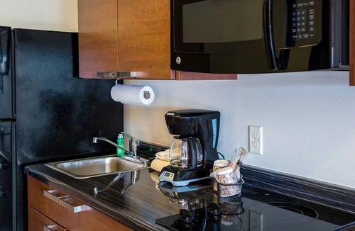 Marquette Hotel | Pet-Friendly Room with Kitchenettes & Free Parking