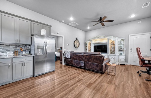 Springdale Cabin | Petite Natural State Retreat 1 Bedroom & 1 Bathroom Luxury Guest House