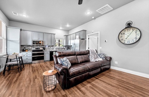 Springdale Cabin | Petite Natural State Retreat 1 Bedroom & 1 Bathroom Luxury Guest House