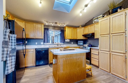 Deschutes River Woods House | Pine-Perfected Paradise: Your Family's Relaxing Escape at the Bird House