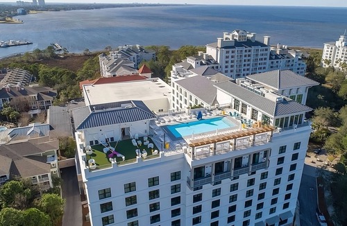 Baytowne Wharf Apartment | Pleasant Stay! Outdoor Pool, Pets Allowed, Near Versace Mansion!
