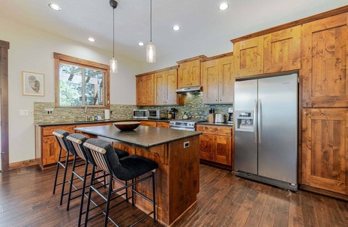 Bend House | Points West - Close to Bend w/Hot Tub AC, Golf, and Mt Bachelor, 4 Suites