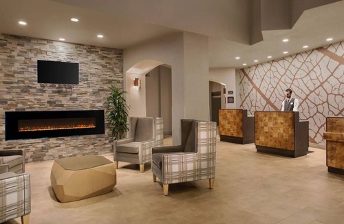 Lake Forest House | Prime Location! 2 Convenient Units, Onsite Pool, Parking, Near Lake Oswego!