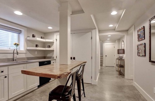 Glenmorrie Condo | Private Daylight Basement | Near Downtown & Lake