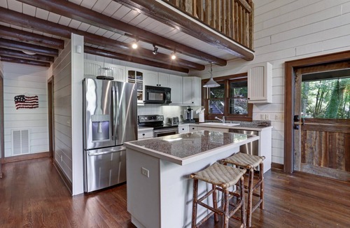 Glenville Cabin | Private Dock. Hot Tub Under the Stars. | Sparkling Waters Lakefront Retreat