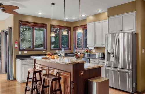 Mountain Shadows House | Private Family Retreat! Hot Tub, Game Room & Kids Room 7 Bedrooms, Dogs OK!