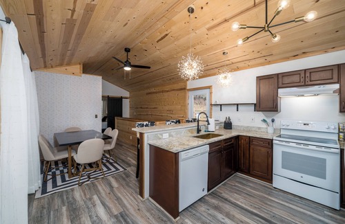 Cherry Log Cabin | Private & Modern Creekside Cabin w/Hot Tub and Fire Pit - Great Location!