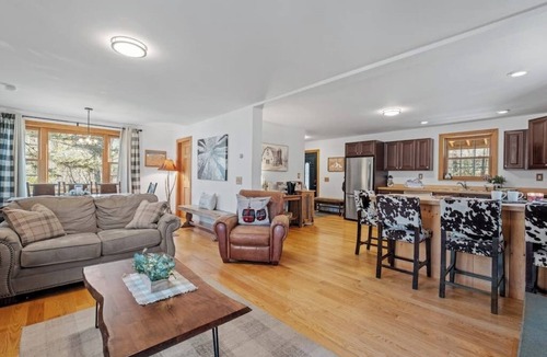 West Bridgewater House | Private, new home near Skyeship gondola with four fireplaces, washer/dryer, WiFi