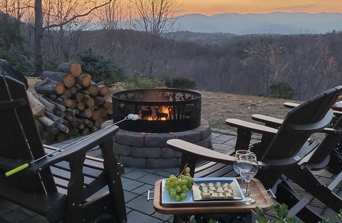 Marion Cabin | Private STUNNING MTN VIEWS LogCabin Jetted Tub EV Charger WIFI 15 min-Lake James