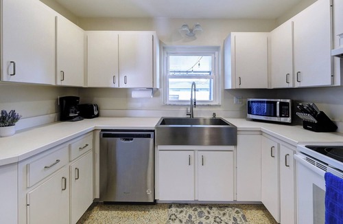 Gulf Gate Estates House | Private Swim Spa-Lanai | 3BR Near Siesta Key | Coastal Getaway | Sleeps10
