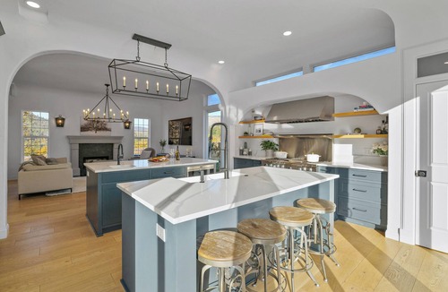Jacksonville House | Private vineyard sanctuary for 8. Savor coffee at sunrise in the backyard oasis, soak in the hot tub under starry skies, and enjoy this elegant spacious retreat with mountain views, minutes from Historic Jacksonville and Applegate’s wine country.