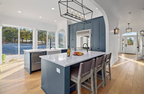 Jacksonville House | Private vineyard sanctuary for 8. Savor coffee at sunrise in the backyard oasis, soak in the hot tub under starry skies, and enjoy this elegant spacious retreat with mountain views, minutes from Historic Jacksonville and Applegate’s wine country.