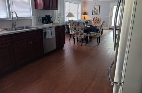 Mount Airy House | PROMO 10% WEEKLY/20% MONTHLY Pet Friendly on Forrest, Small fenced area for pets