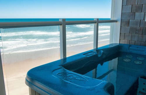 Lincoln City Condo | Promo! Oceanfront Condo - Private Hot Tub, WiFi, Smart HDTV and Indoor Pool!