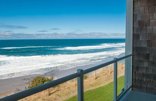 Lincoln City Condo | Promo! Oceanfront Condo - Private Hot Tub, WiFi, Smart HDTV and Indoor Pool!