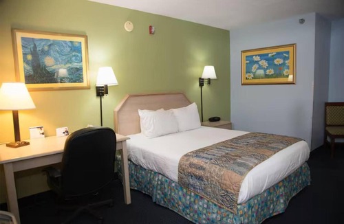 Mary Esther Hotel | Queen Bed Stay, 1.5 miles away from Emerald Coast Science Center | Free Parking!