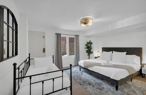 Niagara Hotel | Queen West Comforts - Downtown