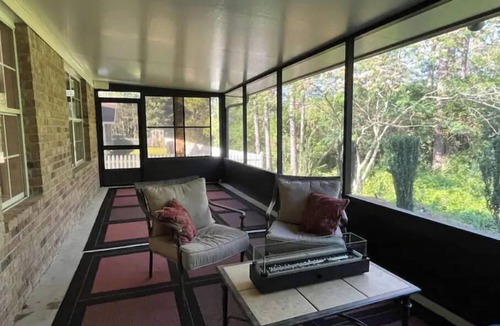 Mary Esther House | Quiet Home! Peaceful neighborhood with water access, king bed, screened porch.