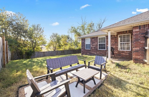 Bentonville House | Quiet & safe cul-de-sac. Bike, kid, dog, & work friendly. Ping-pong & foosball !