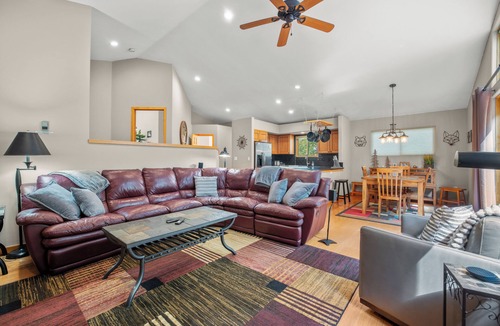 Wildernest House | Quiet Townhouse Snuggled up to a Wooded Mountain View CS1