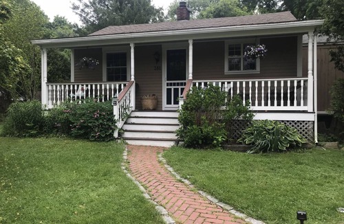 Middletown Cottage | Quintessential Cottage near beaches and Newport center.