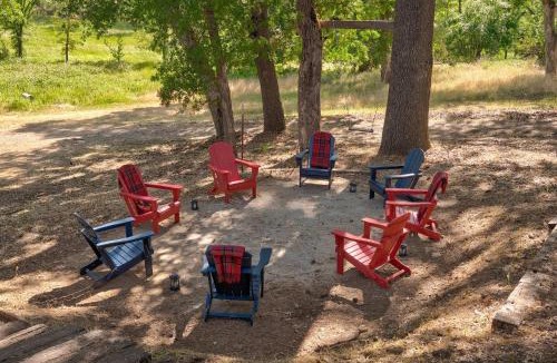 Coarsegold House | Ranch Near Yosemite & Bass Lake 2 King, 3 Suites