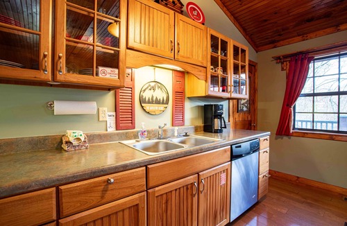 Sevierville Cabin | Red Leaf Lodge Peaceful Cabin for 6 with Hot Tub & Flat 35'x 20' Parking Pad