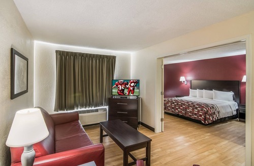 Florida Panhandle Hotel | Red Roof Inn & Suites Pensacola East - Milton