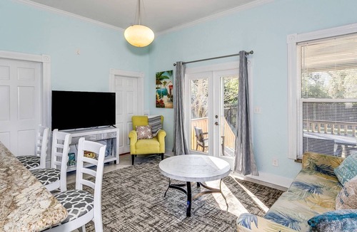 Southeast Pensacola House | *Reduced Rates* - Minutes to Downtown Pensacola - Fully Fenced Yard - Free WiFi