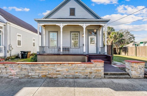 Southeast Pensacola House | *Reduced Rates* - Minutes to Downtown Pensacola - Fully Fenced Yard - Free WiFi