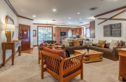 Mammoth Lakes Cabin | Refined Rustic Retreat | Walk to Canyon Lodge, Hot Tub, Sauna & Garage