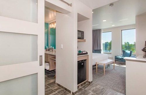 Independence Hotel | Relax in a Contemporary Room Close to Riverview Park & Paddling Adventures
