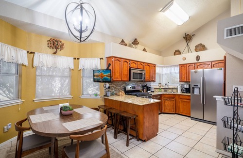 Northeast El Paso House | RELAXING 4 BDR HACIENDA W/FUTURISTIC SHOWERS