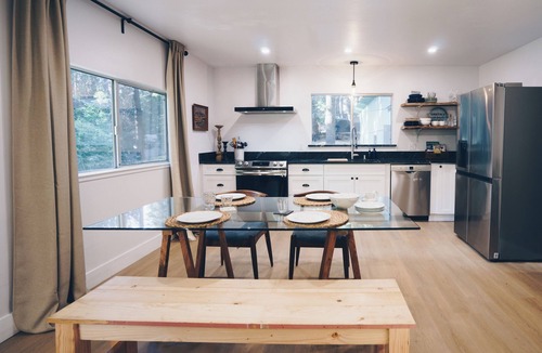 Apple Hill Cottage | Relaxing Cozy 1-bedroom Cottage With a Beautiful Bathroom