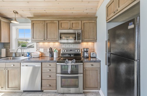 Rockaway Beach House | Remodeled Rockaway cabin near beach. Fireplace, spa shower. Hosts 4.