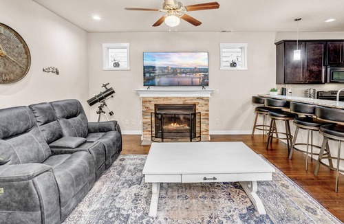 North Plains House | Retro Arcade Paradise! 4BR Luxury Home, Hot Tub, Sauna, Putting Green & Fire Pit