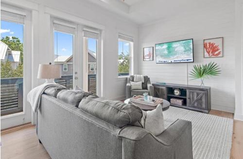 Santa Rosa Beach Apartment | Rhema Luxury Beach Haus 2BR 2B ResortPool with optional 6-seater GolfCart & 4Bikes