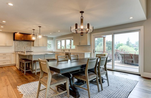 Bend House | Riverfront Paradise includes SUP, Kayaks, floating equipment, 3 Masters, Hot Tub, Near Downtown