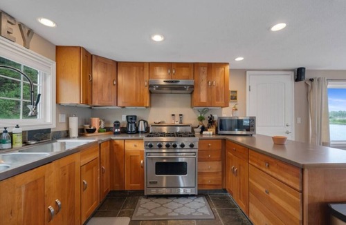 Nehalem House | *Riverfront*Pvt Dock*Game Room*6 mins to Beach*