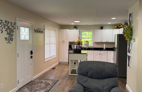Independence House | RiverView Cabin 2 Bedroom/1 Bath, Deck w/Hot Tub & Beautiful View/Fire Pit/Grill
